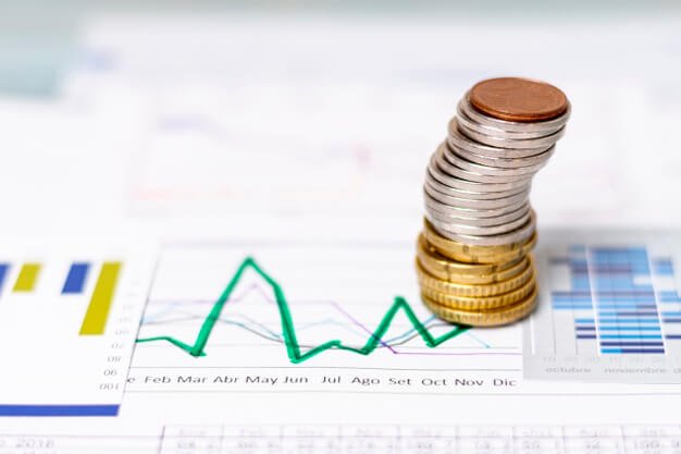 análisis financiero con monedas sobre él