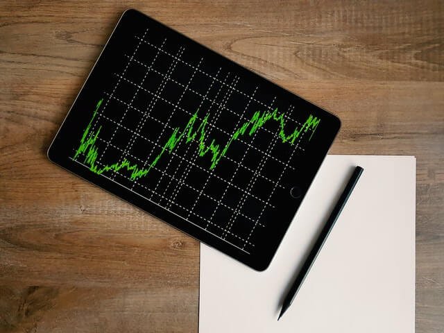tablet con gráfico del mercado