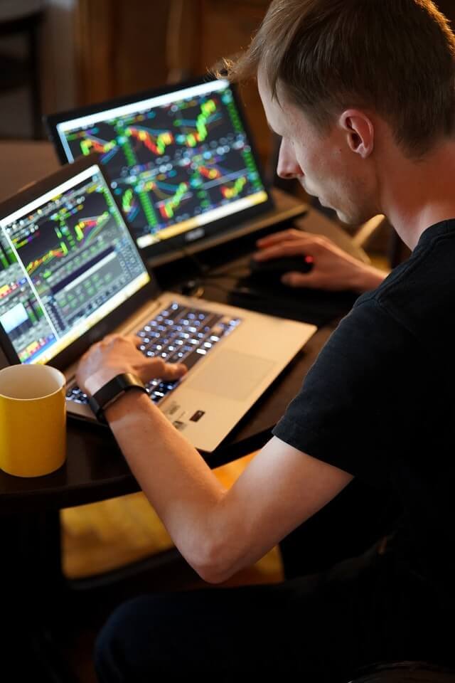 hombre trabajando con forex