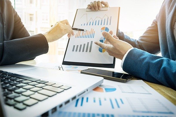 analistas realizando el plan de trading
