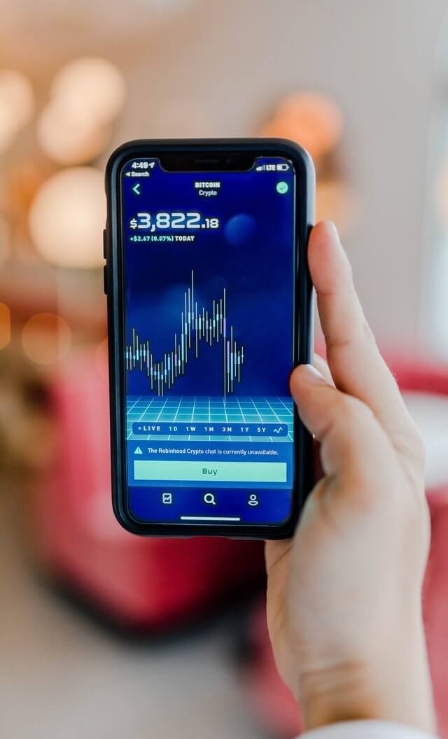 mano sujetando teléfono