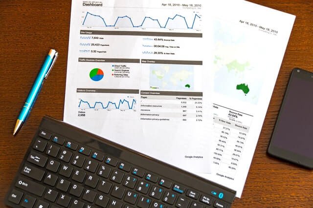 teclado con documentos de análisis financiero